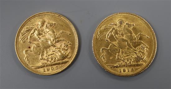 An Edwardian gold sovereign, 1907 and a George V gold sovereign, 1918.